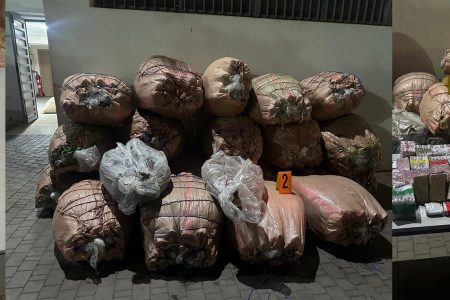 توقيف ثلاثة أشخاص بتهمة حيازة وترويج المخدرات والمؤثرات العقلية