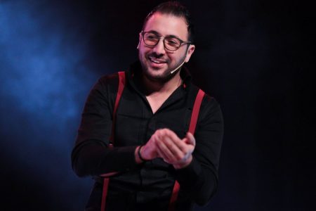 الكوميدي “إيكو” يقدم عرض “الحب” في فيرونا بإيطاليا