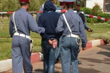 ضربة أمنية مزدوجة في دار بوعزة: إعتقال عصابة ‘الزكة’ ومصادرة مخدرات وأسلحة بيضاء