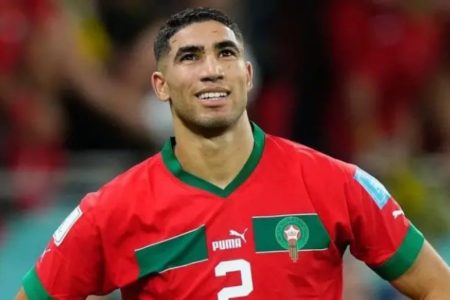 حكيمي يسجل أولى أهدافه خارج الملاعب بهذه الخطوة