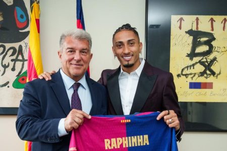 رافينيا يمدد عقده مع برشلونة