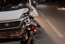 Photo of وفاة شاب بعد اصطدام دراجة نارية بسيارة لنقل المستخدمين