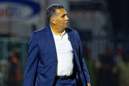 الطاوسي يغادر عزام التنزاني … وفلوران إيبينغي أبرز المرشحين لخلافته