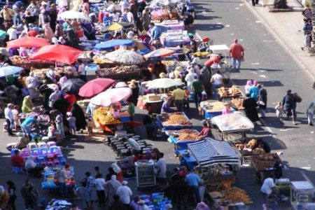 الإقبال على “أسواق الهمزة” يكشف هشاشة الاندماج الاقتصادي والاجتماعي
