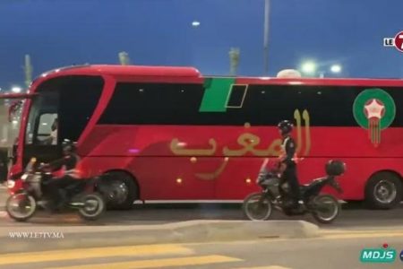 تحت حراسة أمنية مشددة.. لحظة مغادرة حافلة المنتخب الوطني بعد إجراء آخر حصة تدريبية قبل مواجهة البنين
