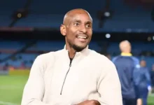 Photo of موكوينا يكشف السبب الأخلاقي وراء رفضه تدريب الزمالك: احترامه لموسيماني فوق الطموح كشف المدرب الجنوب إفريقي رولاني موكوينا عن السبب الحقيقي وراء رفضه عرضًا لتولي تدريب نادي الزمالك المصري، رغم تردد اسمه بشكل واسع كأحد المرشحين البارزين لهذا المنصب مؤخرًا. وأوضح موكوينا، الذي كان قد رحل مؤخرًا عن تدريب الوداد الرياضي المغربي بسبب تراجع النتائج، أنه تلقى عددًا من العروض من أندية في القارة الإفريقية، إلا أن موقفه من عرض الزمالك كان مختلفًا، بسبب ارتباط اسم مدربه السابق بيتسو موسيماني بنفس المنصب. وفي تصريحاته لبرنامج “Africa Soccer Show”، قال موكوينا:“بمجرد أن علمت بأن بيتسو موسيماني مرشح أيضًا لتدريب الزمالك، شعرت بعدم الارتياح. علاقتي القوية به والاحترام الكبير الذي أكنه له لا يسمحان لي بمنافسته على نفس الوظيفة”. وأضاف موضحًا: “انسحبت من التفاوض بمجرد أن أدركت هذا الأمر. قلت لوكيلي إن من الأفضل أن يُمنح المنصب لموسيماني”. وأكد المدرب الشاب أن وفاءه المهني واحترامه لشخص لعب دورًا مهمًا في تطور مسيرته لا يسمحان له بالتقدم على حسابه، حتى لو كان الأمر يتعلق بنادٍ كبير مثل الزمالك