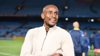 Photo of موكوينا يكشف السبب الأخلاقي وراء رفضه تدريب الزمالك: احترامه لموسيماني فوق الطموح كشف المدرب الجنوب إفريقي رولاني موكوينا عن السبب الحقيقي وراء رفضه عرضًا لتولي تدريب نادي الزمالك المصري، رغم تردد اسمه بشكل واسع كأحد المرشحين البارزين لهذا المنصب مؤخرًا. وأوضح موكوينا، الذي كان قد رحل مؤخرًا عن تدريب الوداد الرياضي المغربي بسبب تراجع النتائج، أنه تلقى عددًا من العروض من أندية في القارة الإفريقية، إلا أن موقفه من عرض الزمالك كان مختلفًا، بسبب ارتباط اسم مدربه السابق بيتسو موسيماني بنفس المنصب. وفي تصريحاته لبرنامج “Africa Soccer Show”، قال موكوينا:“بمجرد أن علمت بأن بيتسو موسيماني مرشح أيضًا لتدريب الزمالك، شعرت بعدم الارتياح. علاقتي القوية به والاحترام الكبير الذي أكنه له لا يسمحان لي بمنافسته على نفس الوظيفة”. وأضاف موضحًا: “انسحبت من التفاوض بمجرد أن أدركت هذا الأمر. قلت لوكيلي إن من الأفضل أن يُمنح المنصب لموسيماني”. وأكد المدرب الشاب أن وفاءه المهني واحترامه لشخص لعب دورًا مهمًا في تطور مسيرته لا يسمحان له بالتقدم على حسابه، حتى لو كان الأمر يتعلق بنادٍ كبير مثل الزمالك