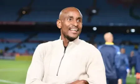 موكوينا يكشف السبب الأخلاقي وراء رفضه تدريب الزمالك: احترامه لموسيماني فوق الطموح    كشف المدرب الجنوب إفريقي رولاني موكوينا عن السبب الحقيقي وراء رفضه عرضًا لتولي تدريب نادي الزمالك المصري، رغم تردد اسمه بشكل واسع كأحد المرشحين البارزين لهذا المنصب مؤخرًا.  وأوضح موكوينا، الذي كان قد رحل مؤخرًا عن تدريب الوداد الرياضي المغربي بسبب تراجع النتائج، أنه تلقى عددًا من العروض من أندية في القارة الإفريقية، إلا أن موقفه من عرض الزمالك كان مختلفًا، بسبب ارتباط اسم مدربه السابق بيتسو موسيماني بنفس المنصب.  وفي تصريحاته لبرنامج “Africa Soccer Show”، قال موكوينا:“بمجرد أن علمت بأن بيتسو موسيماني مرشح أيضًا لتدريب الزمالك، شعرت بعدم الارتياح. علاقتي القوية به والاحترام الكبير الذي أكنه له لا يسمحان لي بمنافسته على نفس الوظيفة”.  وأضاف موضحًا: “انسحبت من التفاوض بمجرد أن أدركت هذا الأمر. قلت لوكيلي إن من الأفضل أن يُمنح المنصب لموسيماني”.  وأكد المدرب الشاب أن وفاءه المهني واحترامه لشخص لعب دورًا مهمًا في تطور مسيرته لا يسمحان له بالتقدم على حسابه، حتى لو كان الأمر يتعلق بنادٍ كبير مثل الزمالك
