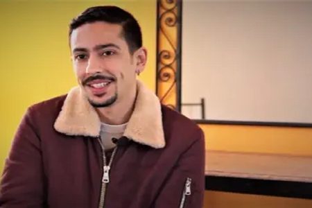 فيصل عزيزي يدافع عن ” الغراندي طوطو” : يلهم الشباب ويعرف كيف يخاطبهم