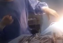 Photo of فيديو يهز المشهد الطبي المغربي … طبيبان يرقصان وسط غرفة العمليات